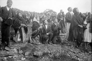 The_crowd_looking_at__the_Miracle_of_the_Sun__occurred_during_the_Our_Lady_of_Fatima_apparitions_Public_Domain_CNA